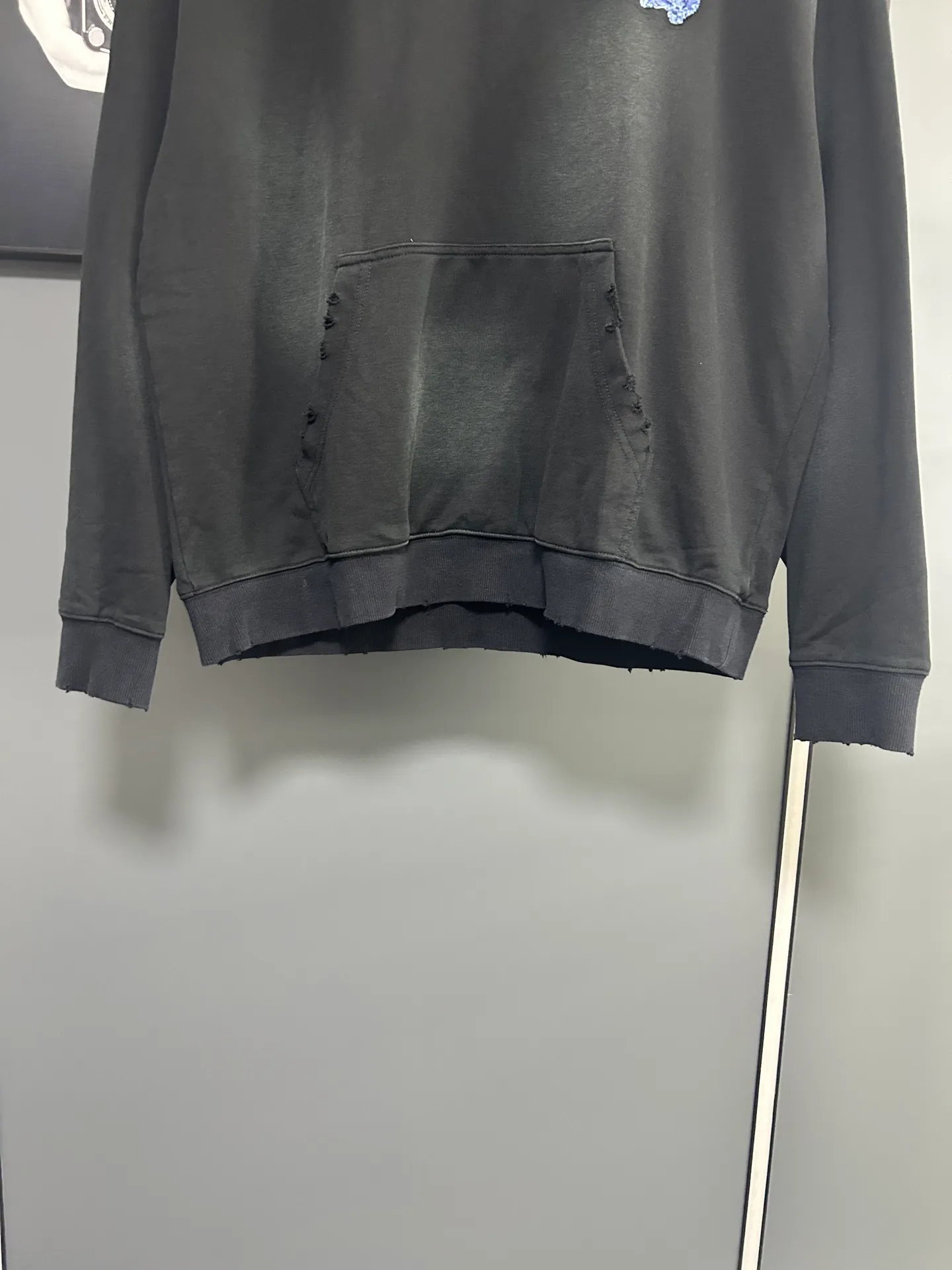 P310 𝗖𝗵𝗿𝗼𝗺𝗲 𝗛𝗲𝗮𝗿𝘁𝘀/Cro Heart 2025 Cross Patch Embroidery Summer New Original Single Counter American Acid Washed Distressed Laser Burnt Patch Embroidery Couple Casual Hooded Sweatshirt 👑The highest version! Customized fabric 440g tripe terry fabric! American acid-washed and distressed original fabric laser burnt ✟appliqué embroidery and exquisite embroidery of letters! The best-selling model at the counter. It is very comfortable to wear. It is low-key yet luxurious. It is very classy when worn. The large size and tailoring are needless to say. The upper body is exquisite and vivid. 👍High-end first-class materials. A truly palace-level product. The cotton from Turkey is of outstanding quality. After heavy washing, the clothes are very soft! Not picky, the upper body is absolutely stylish and extremely luxurious. Auxiliary materials: The original model has been authenticated and labeled ➕100% silk washed with water label. Genuine purchase-grade original hangtag➕matching hanging rope➕3D hanging beads➕original packaging bag. Craftsmanship: The original version has consistent wiring! The highest version of the armhole matching technique! Countless times of pattern making to 100% restore the original appearance! The correct version is the same for men and women, super eye-catching, super good-looking, and super atmospheric! Color: White Black Royal Blue Size, XS S M L